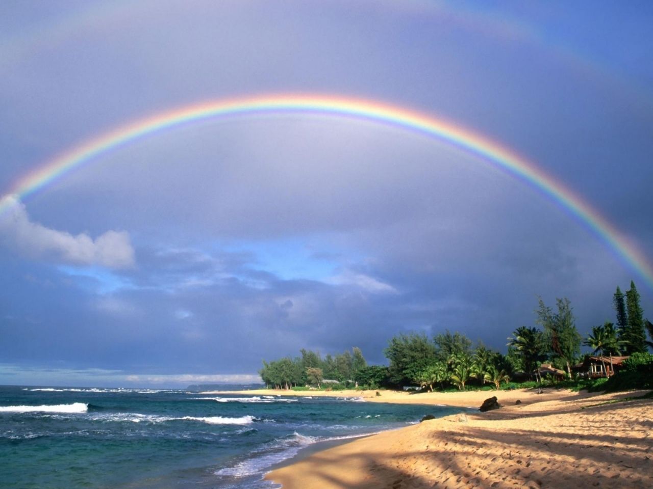 arc en ciel sur une plage